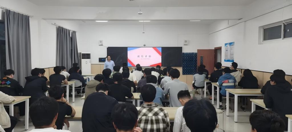 智行汽车学院开展资助政策宣讲主题班会 | 让政策阳光照亮求学之路