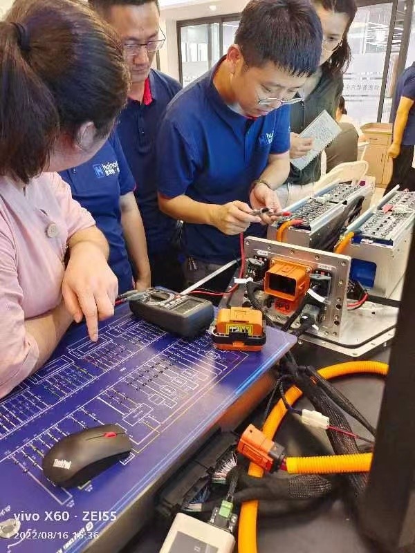 图3供电系统上下电时序、充电时序逻辑控制.jpg 图3供电系统上下电时序、充电时序逻辑控制.jpg